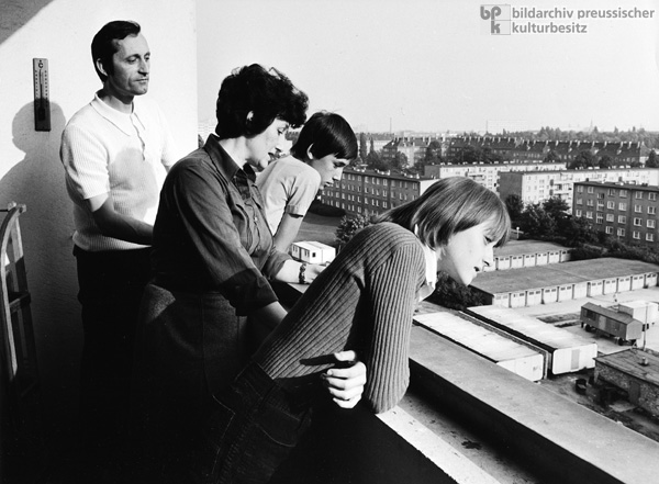 Eine junge Familie auf dem Balkon ihrer Neubauwohnung in Greifswald (1979)